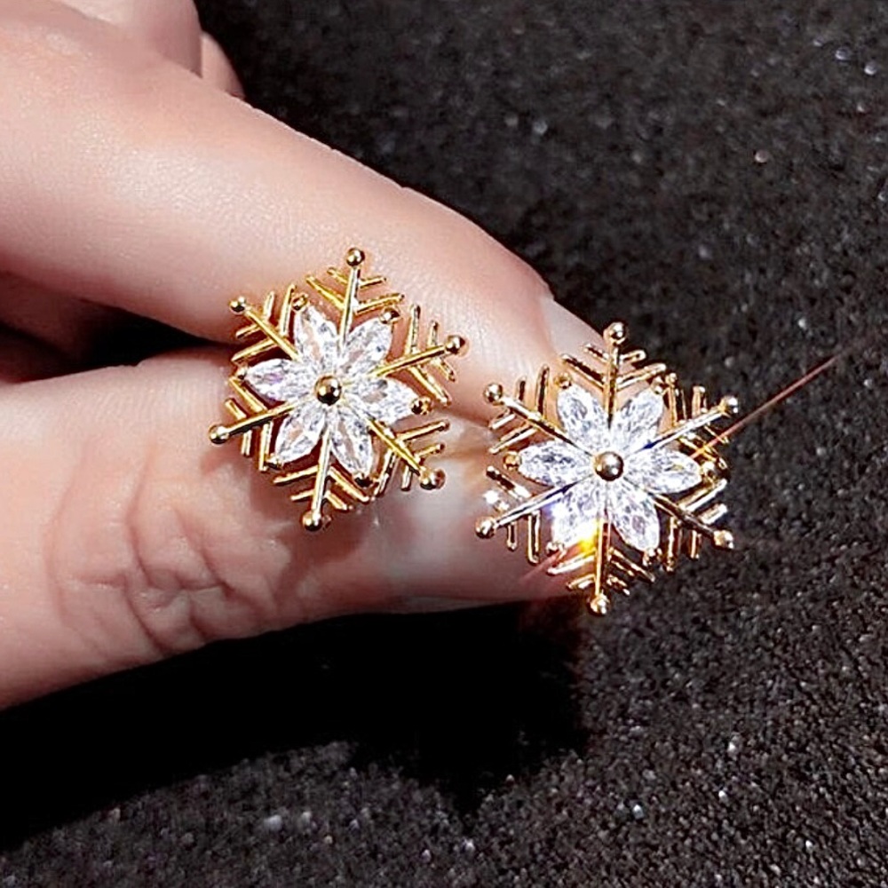 18k Gold plated cubic zirconia holiday winter snowflake ❄️ earrings NWT boutique